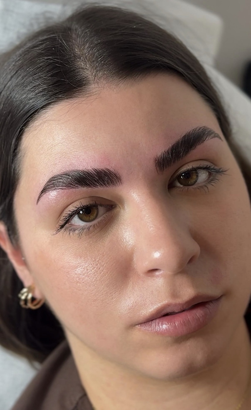Cejas peinadas con efecto laminado — diseño personalizado