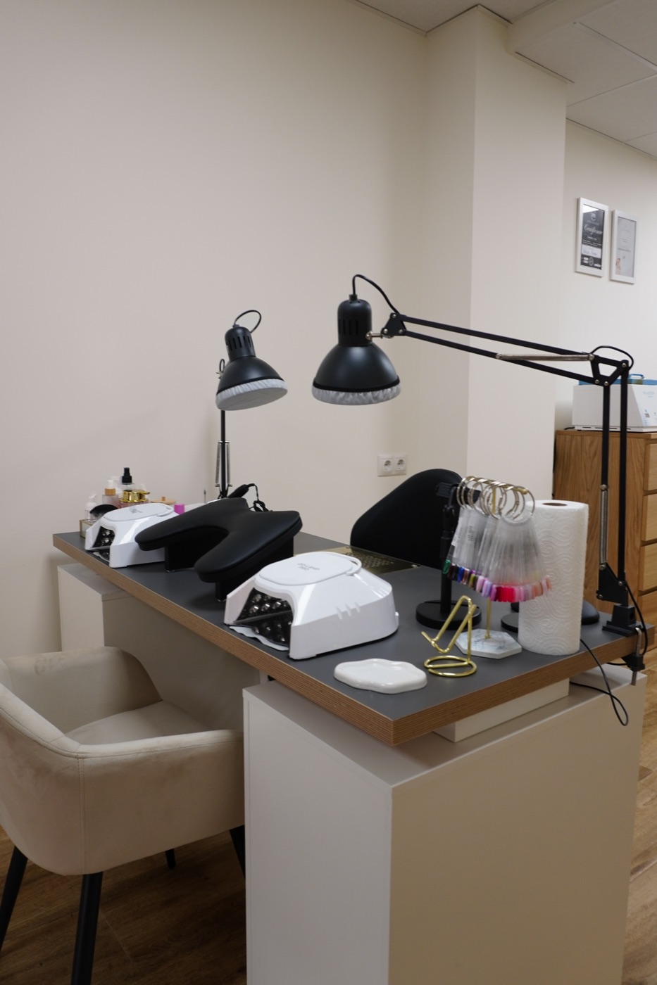 Mesa de manicura del estudio con lámparas LED